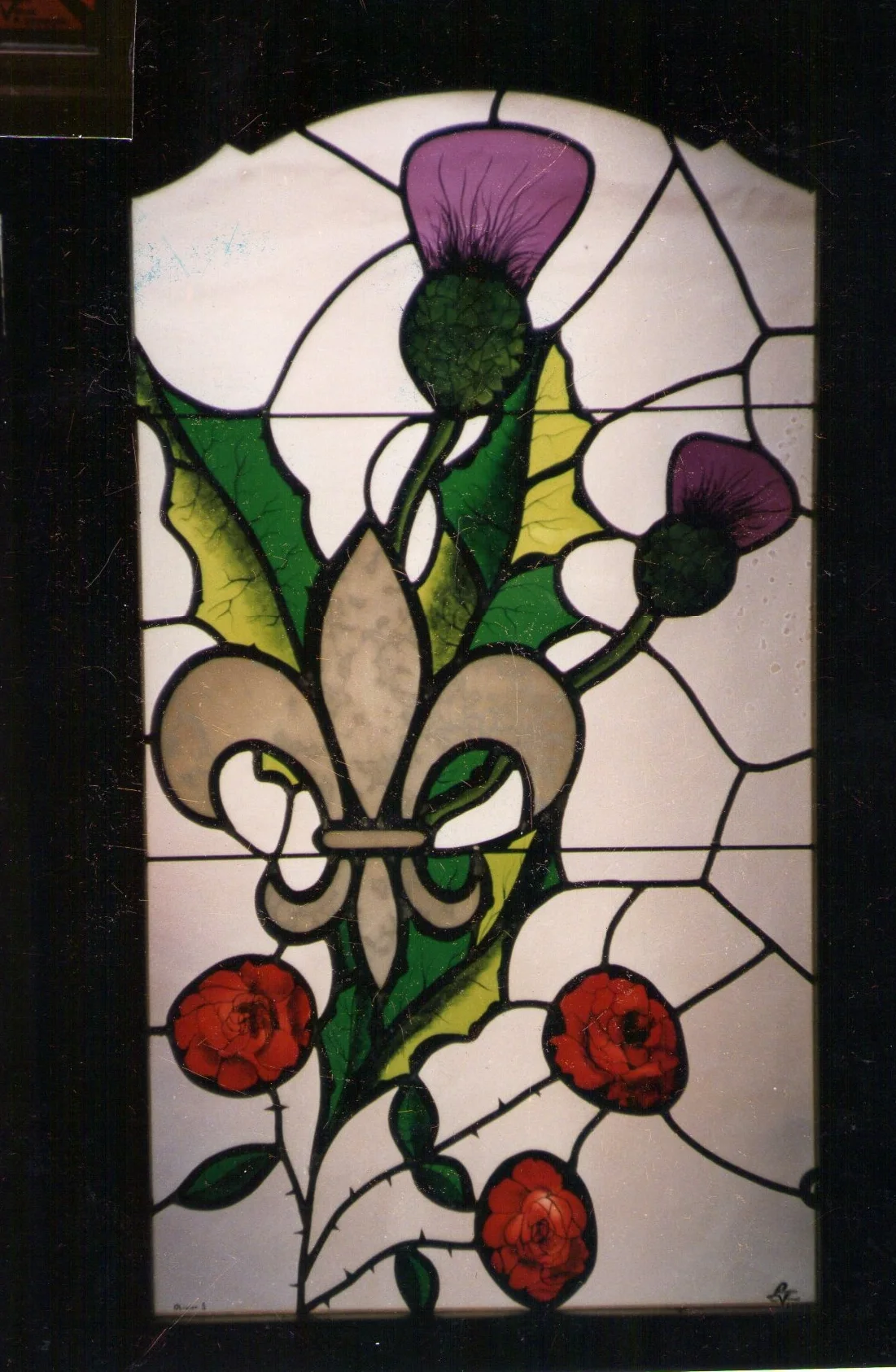 Des chardons violets, des fleurs de lys et des coquelicots rouges composent ce panneau floral.