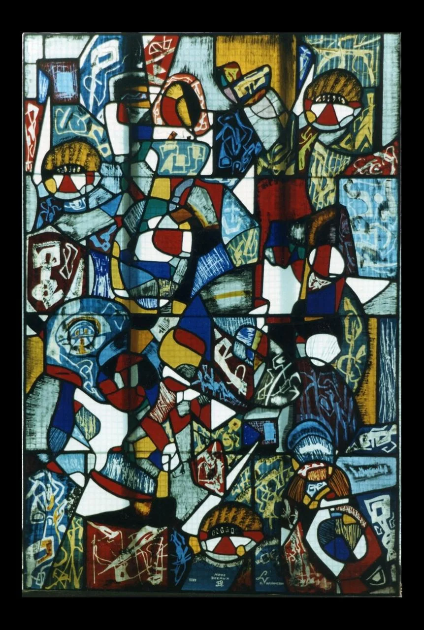 Une composition dense de formes, de couleurs et de figures stylisées, reliées par les lignes du vitrail.